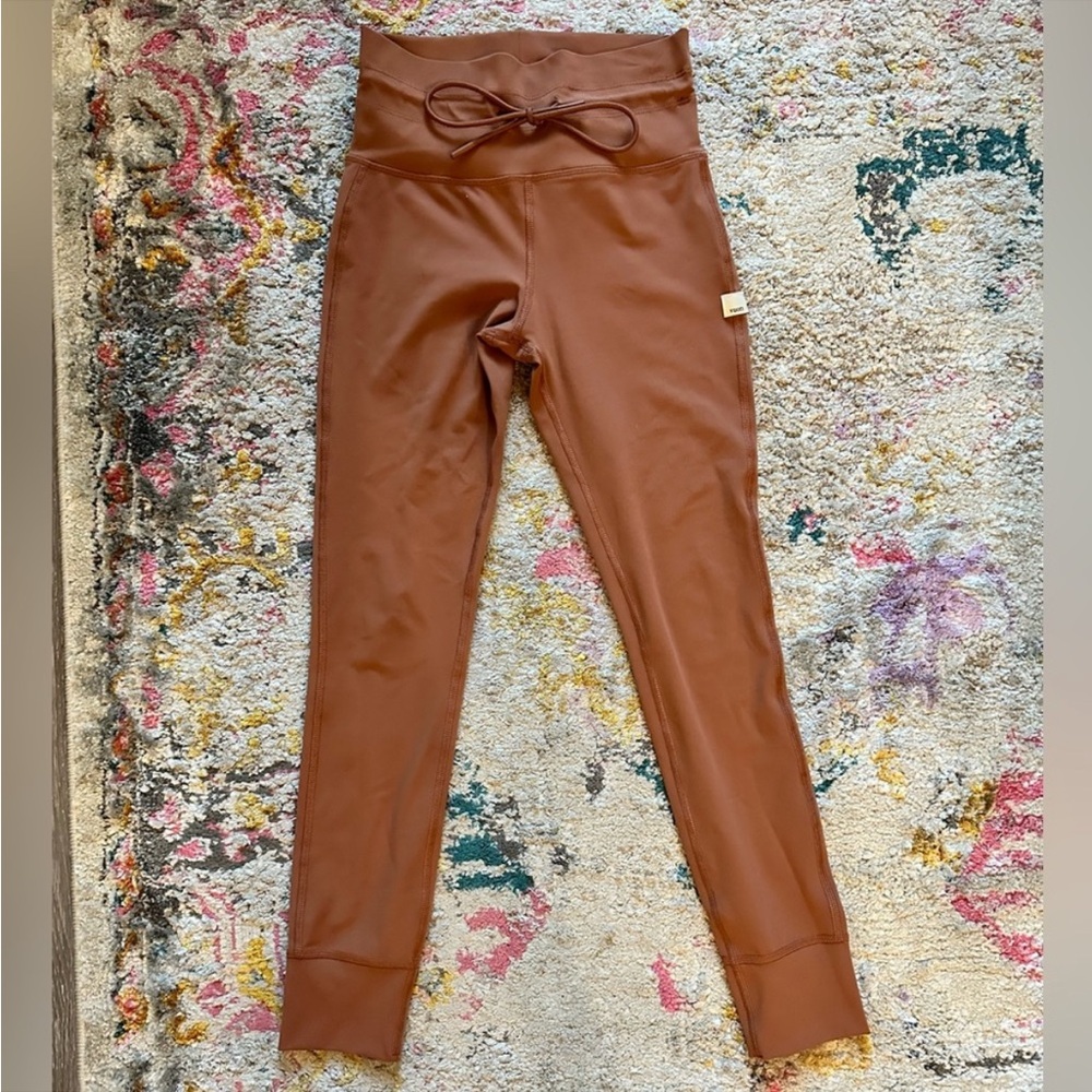 EVERYTHING $20: Vuori daily leggings in light penny